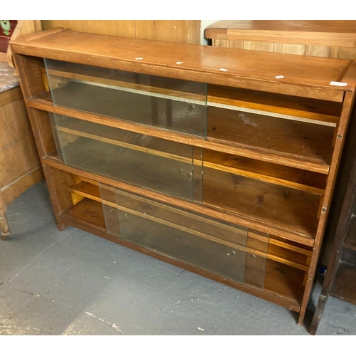 463 - Mid century oak bookcase/display cabinet with glass sliding doors.  (B.P. 21% + VAT)