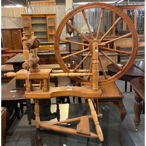 499 - Beech and pine spinning wheel.  (B.P. 21% + VAT)