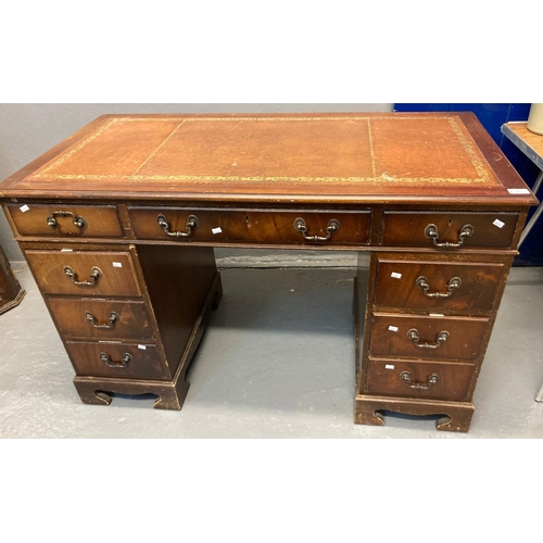 543 - Reproduction mahogany twin pedestal kneehole desk in Georgian style with inset leather writing surfa... 