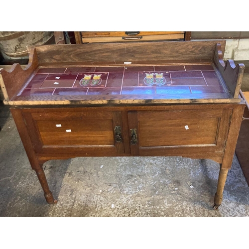 552 - Edwardian oak tile backed wash stand, lacking marble top.  (B.P. 21% + VAT)