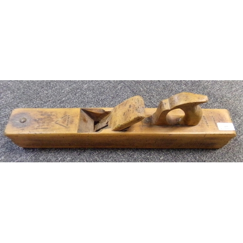 377 - Large vintage carpenter's plane, manufactured by J Robertson.  (B.P. 21% + VAT)