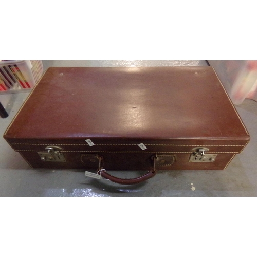 382 - Vintage brown leather suitcase (good condition).  (B.P. 21% + VAT)