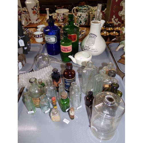 392 - Two trays of 19th century and vintage medicine and chemist's/pharmaceutical bottles in including: Dr... 