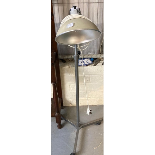 592 - Medical type telescopic lamp.  (B.P. 21% + VAT)