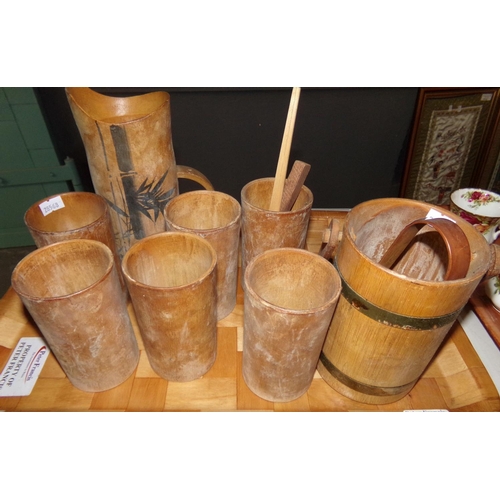 410 - Vintage wooden picnic set with jug and six beakers, small ice bucket and tongs. (B.P. 21% + VAT)