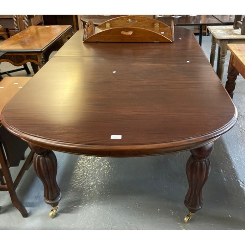 496 - Victorian style mahogany extending dining table with one additional leaf on fluted legs and brass ca... 