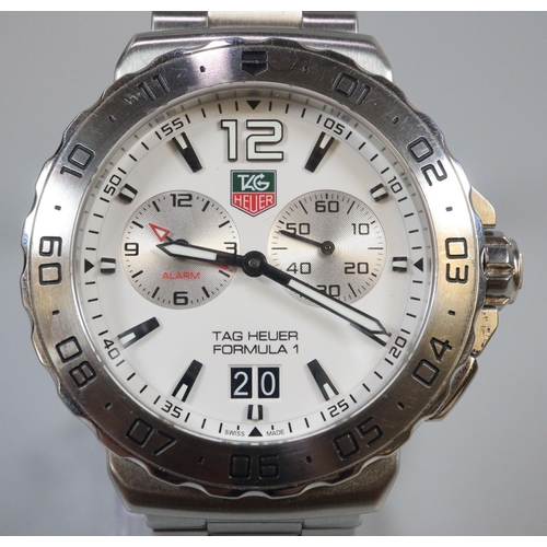 360 - Tag Heuer 'Formula 1' stainless steel gent's bracelet chronograph design wristwatch, the face with t... 