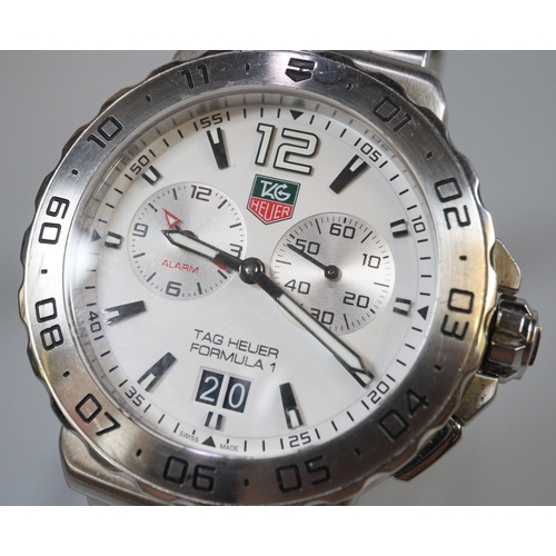 360 - Tag Heuer 'Formula 1' stainless steel gent's bracelet chronograph design wristwatch, the face with t... 