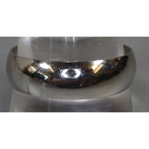 269 - Wedding ring in 9ct white gold.  Ring size V.  Approx weight 4 grams.
(B.P. 21% + VAT)