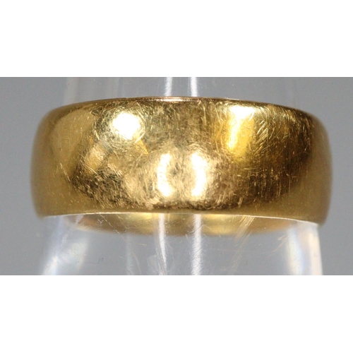 271 - Wedding ring in 22ct gold.  Ring size L.  Approx weight 4.3 grams.
(B.P. 21% + VAT)