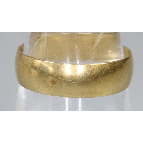 284 - 18ct gold wedding ring.  Ring size N&1/2.  Approx weight 2.6 grams.
(B.P. 21% + VAT)