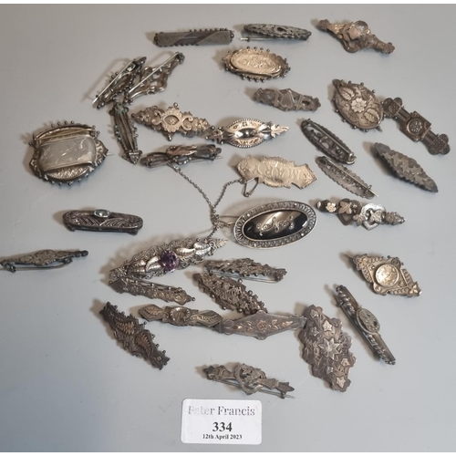 334 - Collection of Victorian and later silver and white metal brooches.
(B.P. 21% + VAT)