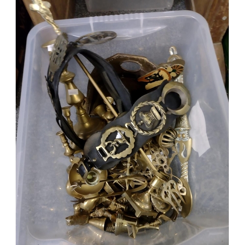 378 - Box of metalware, to include: horse brasses, brass candlesticks, brass love spoon, brass trays and j... 