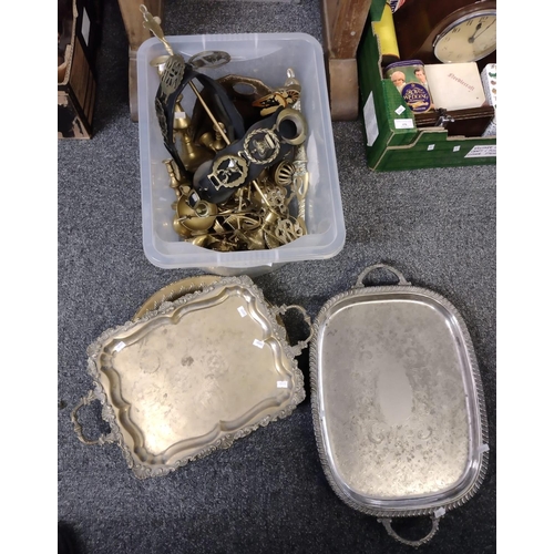 378 - Box of metalware, to include: horse brasses, brass candlesticks, brass love spoon, brass trays and j... 