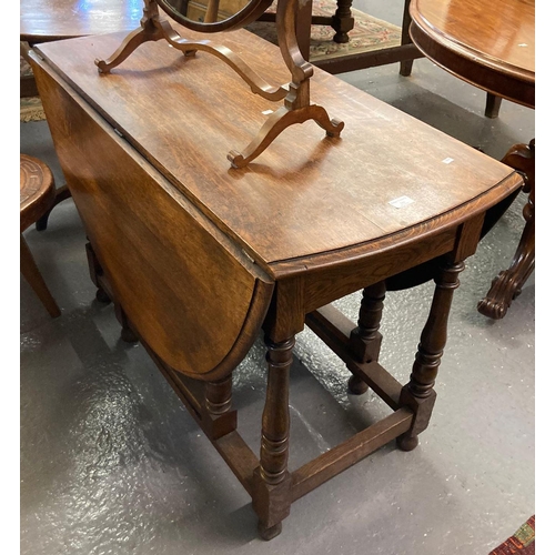 563 - Early 20th century oak gate leg table.  (B.P. 21% + VAT)