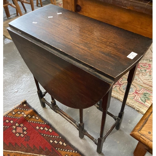 575 - Early 20th century oak gate leg table.  (B.P. 21% + VAT)