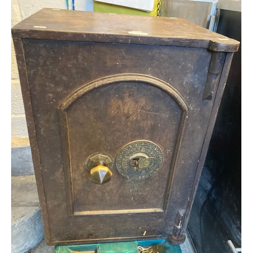 613 - Cast iron safe with key.   (B.P. 21% + VAT)