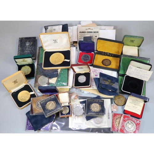 192 - Box of assorted coins, to include: commemorative, England 1966 World Cup Willie Commemorative Medal,... 