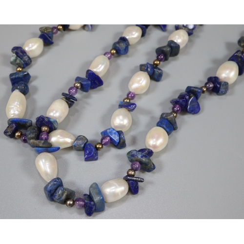 249 - Freshwater pearl and lapis lazuli necklace 
(B.P. 21% + VAT)