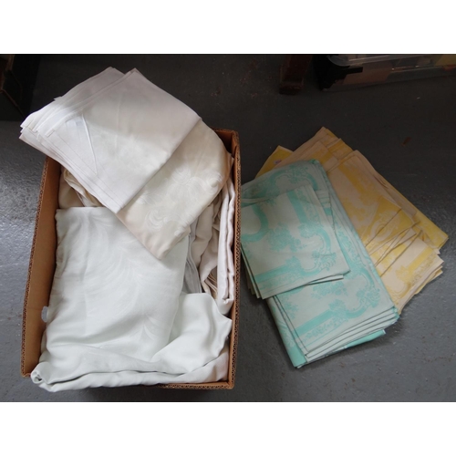 395 - Box of textiles to include: damask tablecloths and napkins in various colours. 
(B.P. 21% + VAT)