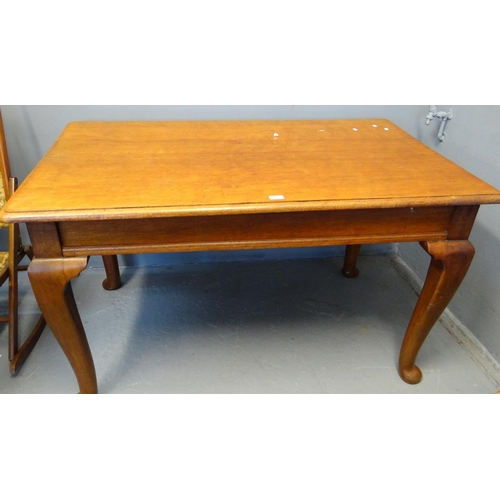 514 - Early 20th century mahogany dining table on cabriole legs and pad feet.  138x85x78cm approx.  (B.P. ... 