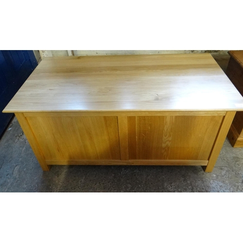 526 - Modern good quality pale oak blanket box/trunk of rectangular form.  (B.P. 21% + VAT)