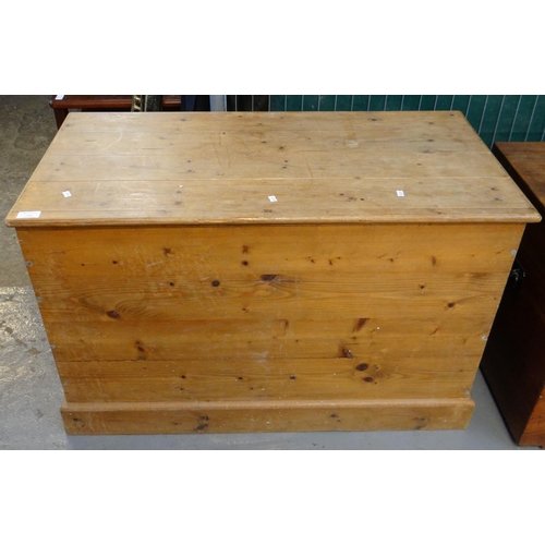 555 - Pine trunk/blanket box of plain rectangular form.  (B.P. 21% + VAT)