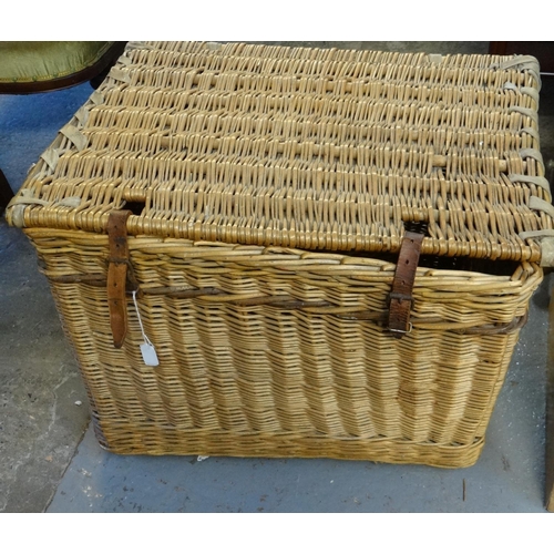 556 - Vintage wicker picnic hamper with leather straps.  (B.P. 21% + VAT)