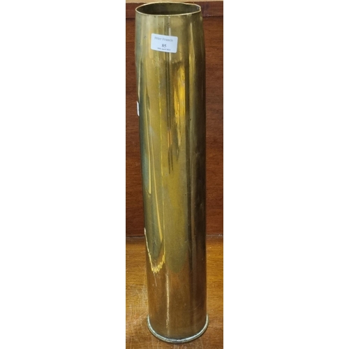 85 - Military World War II brass shell case dated 1940. 65cm high approx.
(B.P. 21% + VAT)