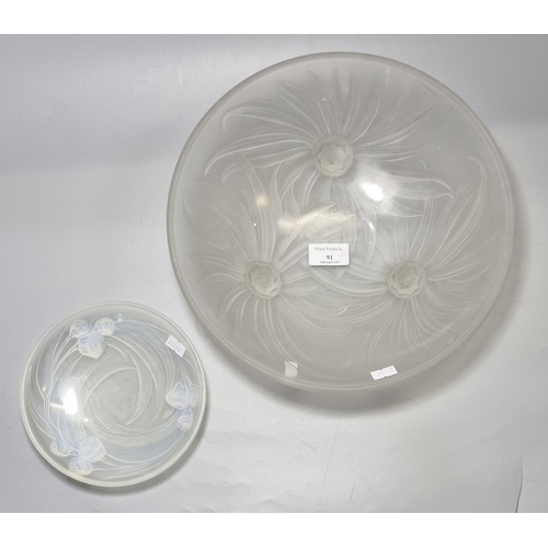 91 - Etling, France, Art Deco glass bowl, possibly by Georges Beal, 1930's, moulded with stylised flowerh... 