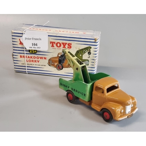 104 - Dinky Toys 25X diecast Comma breakdown lorry 'Dinky Service', in original box.  (B.P. 21% + VAT)