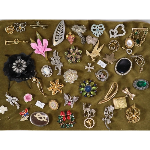 179 - Collection of vintage and other brooches: birds, flowers etc.  (B.P. 21% + VAT)