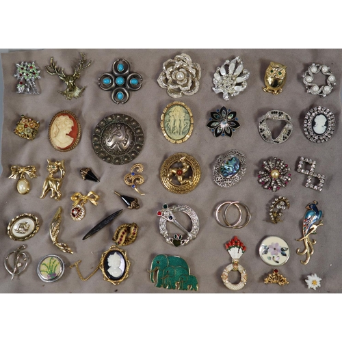 180 - Collection of vintage and other brooches, to include: Isle of Man, Stag's Head, other animals  inclu... 