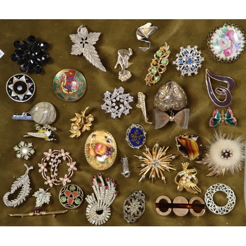 183 - Collection of vintage and other brooches, to include: agate, shooting stars, hardstone, mother of pe... 