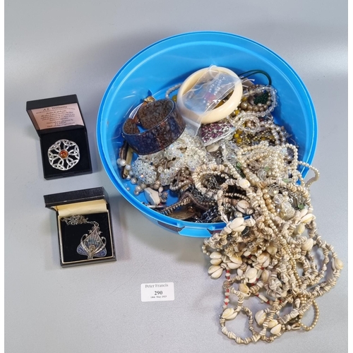 290 - Plastic tub of costume jewellery.
(B.P. 21% + VAT)