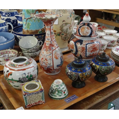 342 - Tray of Oriental items to include: Chinese ginger jar, Chinese dragon tea bowl, pair of Cloisonné ba... 