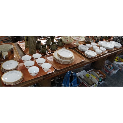 360 - Two trays of Royal Doulton 'Royal Gould' tea and dinner ware items, to include: cups, saucers and pl... 