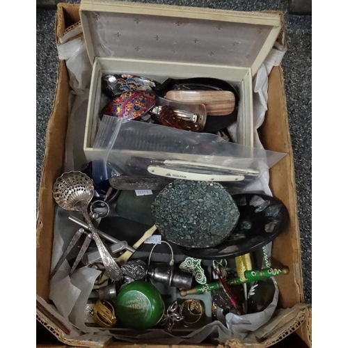 369 - Box of assorted oddments to include: cut throat razors, mother of pearl and abalone dishes, thimbles... 