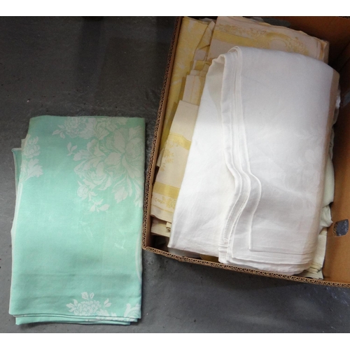 399 - Box of textiles to include: damask tablecloths and napkins in various colours. 
(B.P. 21% + VAT)