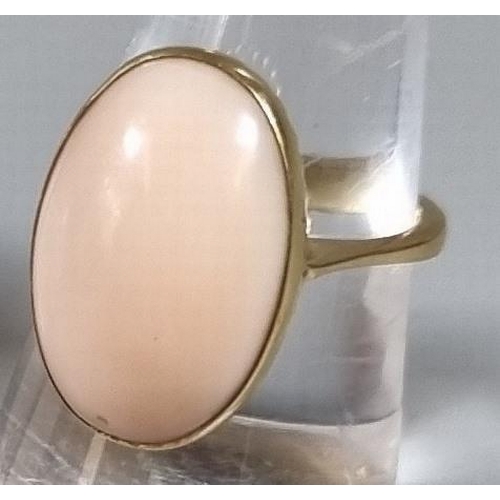 231 - 18ct gold and probably pink agate cabochon stone ring.  7.8g approx.  Ring Size O 1/2.     (B.P. 21%... 