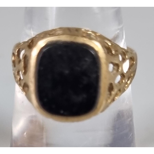 258 - 9ct gold gents hardstone signet ring.  2.3 g approx.  Ring size J 1/2.    (B.P. 21% + VAT)