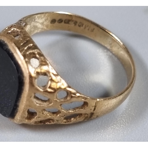 258 - 9ct gold gents hardstone signet ring.  2.3 g approx.  Ring size J 1/2.    (B.P. 21% + VAT)