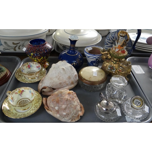 357 - Tray of mixed items to include: glass inkpots, conch shells, two Paragon small cabinet cups and sauc... 