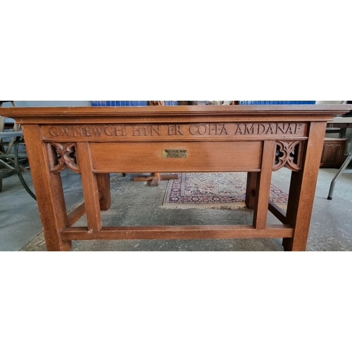 504 - Early 20th century Gothic design oak chapel table/altar table with script 'Gwnecw  Hyn Er Coffa Amda... 