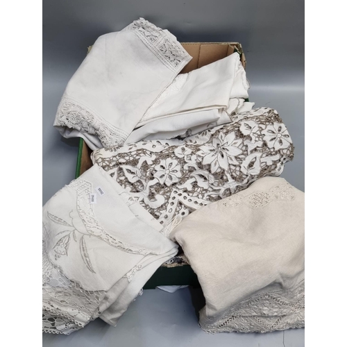 118 - Box of good quality vintage linen tableware to include: embroidered tablecloths, place mats, crochet... 