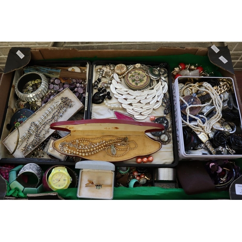 210 - Collection of vintage and other jewellery to include: watches, gun tie pin boxed, pearls, compacts, ... 