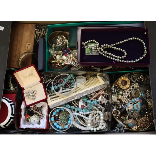 211 - Collection of vintage and other jewellery to include: brooches, watches, bangles, pearls, dress ring... 