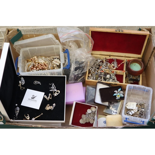 216 - Box of assorted Jewellery to include: various brooches, necklaces, silver coin bracelet etc.   (B.P.... 