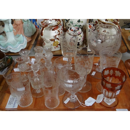 426 - Tray of glassware to include: etched and cut glass drinking vessels; liqueur glasses, hock glasses, ... 