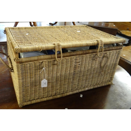 542 - Wicker hamper, the interior revealing assorted kitchenalia.  (B.P. 21% + VAT)